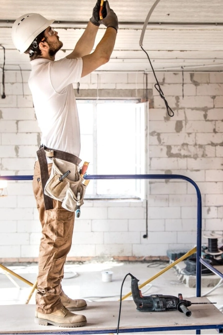 albanil valencia arreglando techo