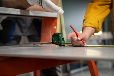 albanil valencia tomando medidas